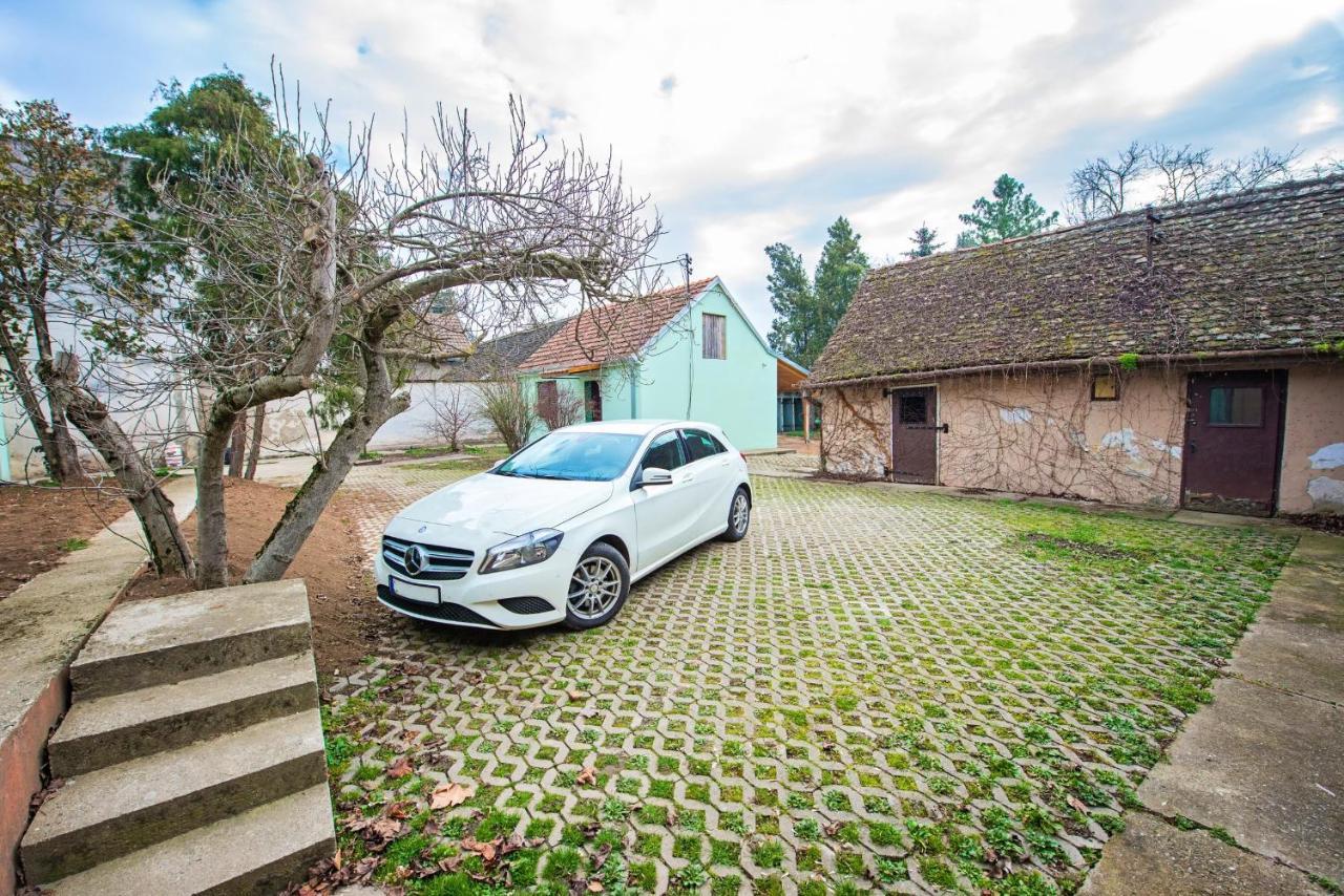 Pb Urban Garden Stay With Secured Parking Sremska Mitrovica Exterior foto